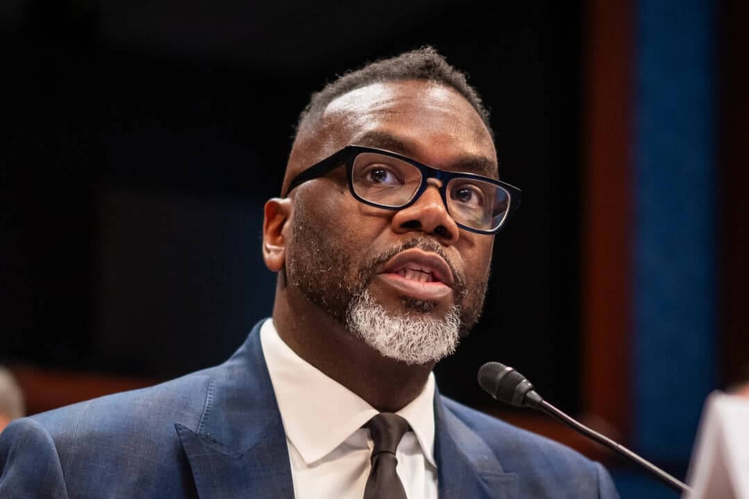 El alcalde de Chicago, Brandon Johnson, testifica ante el Comité de Supervisión y Reforma Gubernamental en el Capitolio, en Washington, el 5 de marzo de 2025. (Madalina Vasiliu/The Epoch Times)