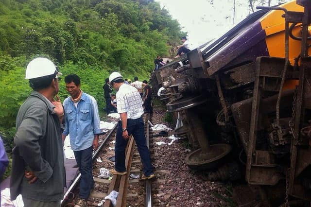Nueve heridos al descarrilar un tren en el sur de Tailandia