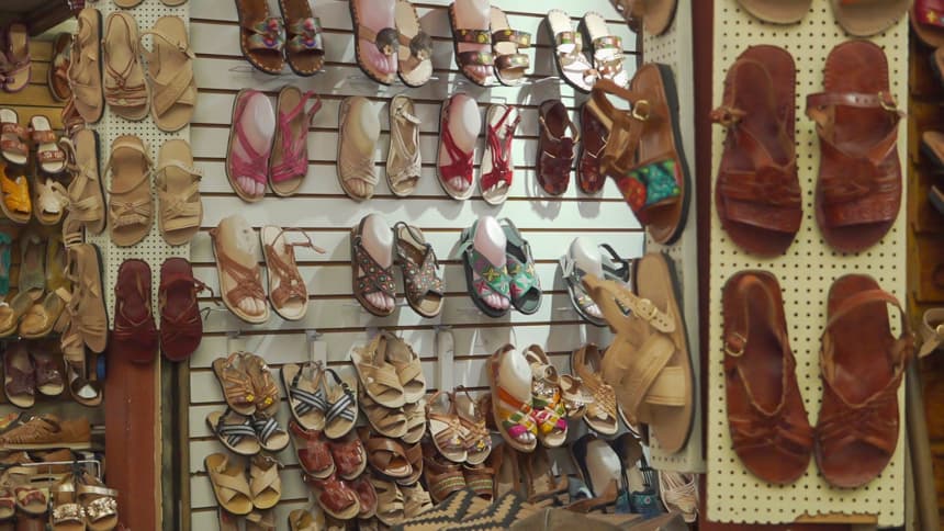 Huaraches tradicionales son ofrecidos en un mercado este viernes en la ciudad de Oaxaca, México. (EFE/ Jesús Méndez)