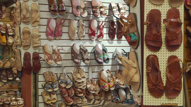 Adidas busca reparar el daño por presunto plagio de huaraches a comunidad indígena de Oaxaca