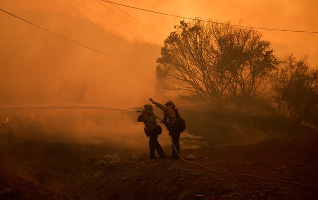 Dos incendios forestales avanzan en California con 44,423 hectáreas afectadas y al menos 4 heridos