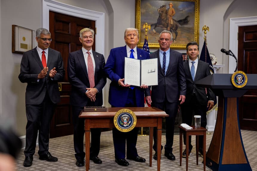 (De izquierda a derecha) Jay Bhattacharya, director de los Institutos Nacionales de Salud; Mehmet Oz, administrador de los Centros de Servicios de Medicare y Medicaid; el presidente Donald Trump; Robert F. Kennedy Jr., secretario de Salud y Servicios Humanos; y Martin Makary, comisionado de la Administración de Alimentos y Medicamentos, posan tras la firma de Trump de una orden ejecutiva para reducir entre un 30 y 80 % el costo de medicamentos recetados y productos farmacéuticos, en la Sala Roosevelt de la Casa Blanca, el 12 de mayo de 2025.(Andrew Harnik/Getty Images).