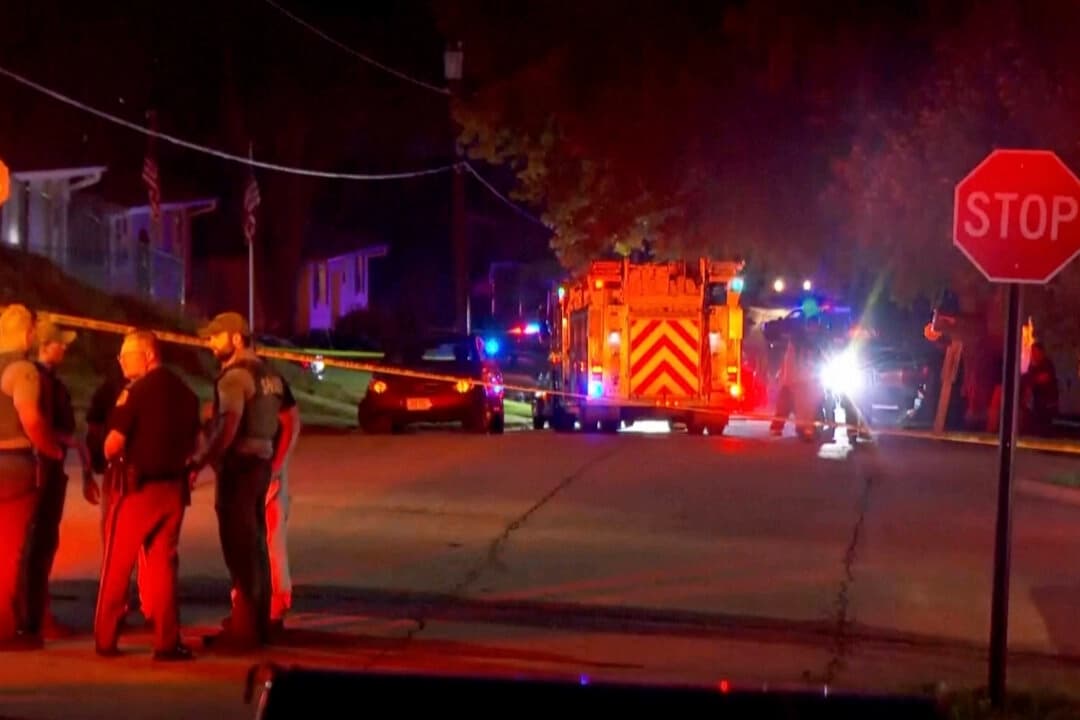 Muere un hombre de Iowa tras disparar a dos vecinos e incendiar su casa, según las autoridades