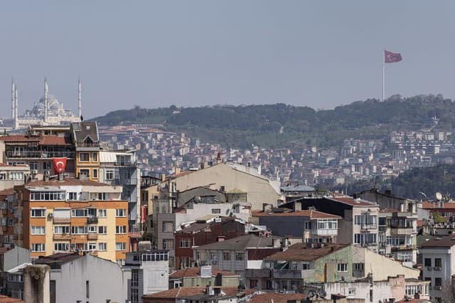 Terremoto de magnitud 6.1 sacude noroeste de Turquía dejando una persona muerta y derrumbe de edificios