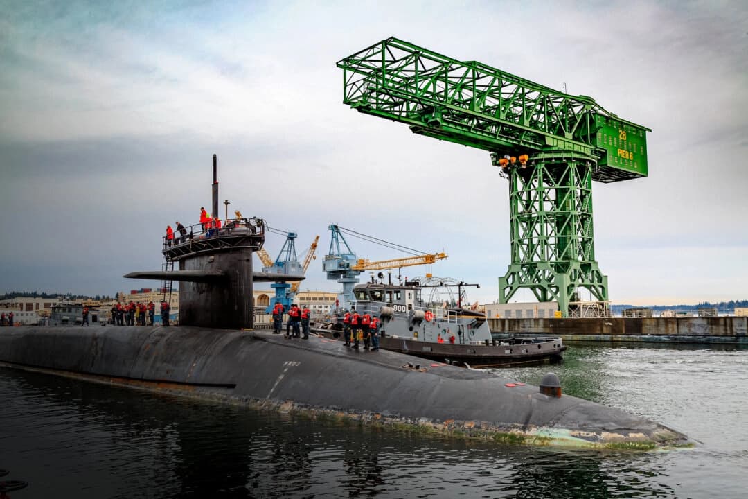 El submarino de misiles guiados USS Ohio (SSGN 726) llega a la Base Naval Kitsap-Bremerton para iniciar un importante periodo de mantenimiento en el Astillero Naval y Centro de Mantenimiento Intermedio de Puget Sound, en Bremerton, Washington, el 4 de abril de 2017. (Jeremy Moore/Divulgación/Marina de Estados Unidos)