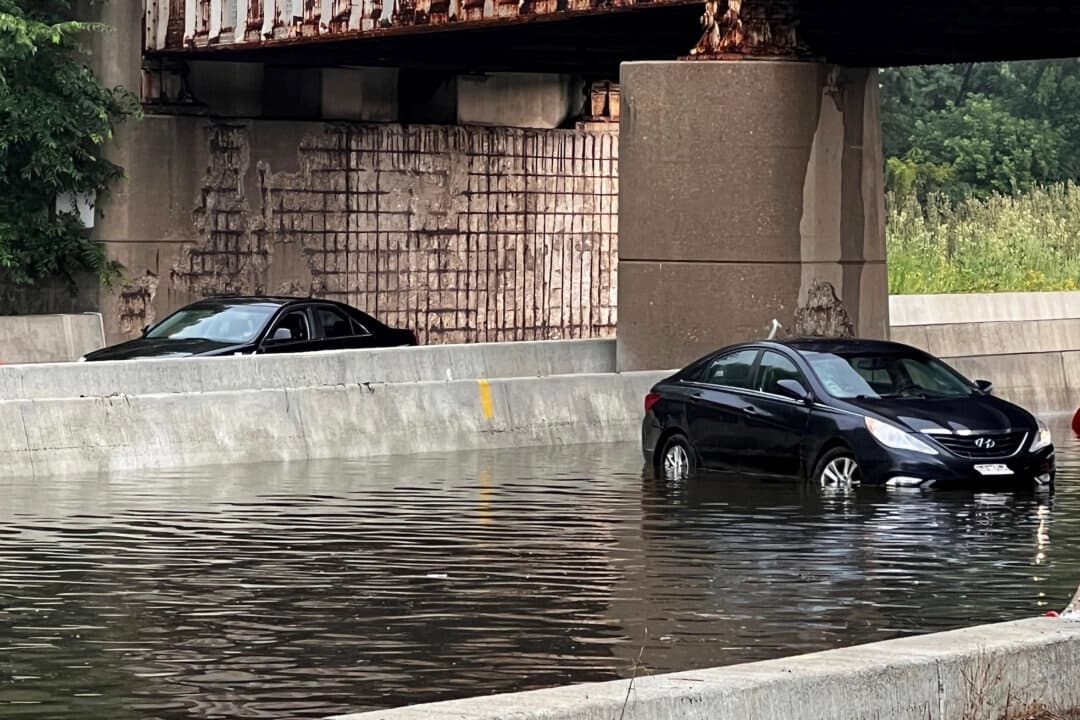 Esta imagen proporcionada por CBS58 (WDJT) muestra autos estacionados en una calle inundada en Milwaukee, el domingo 10 de agosto de 2025. (CBS58 (WDJT) vía AP)