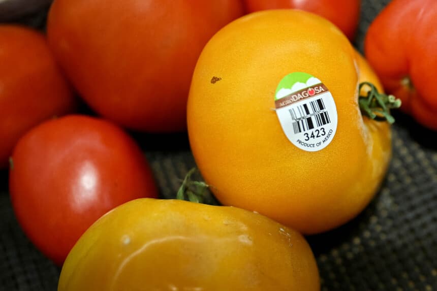 Tomates etiquetados como producto de México en una tienda de comestibles en Bethesda, Maryland, el 1 de febrero de 2025. (Annabelle Gordon/Reuters).