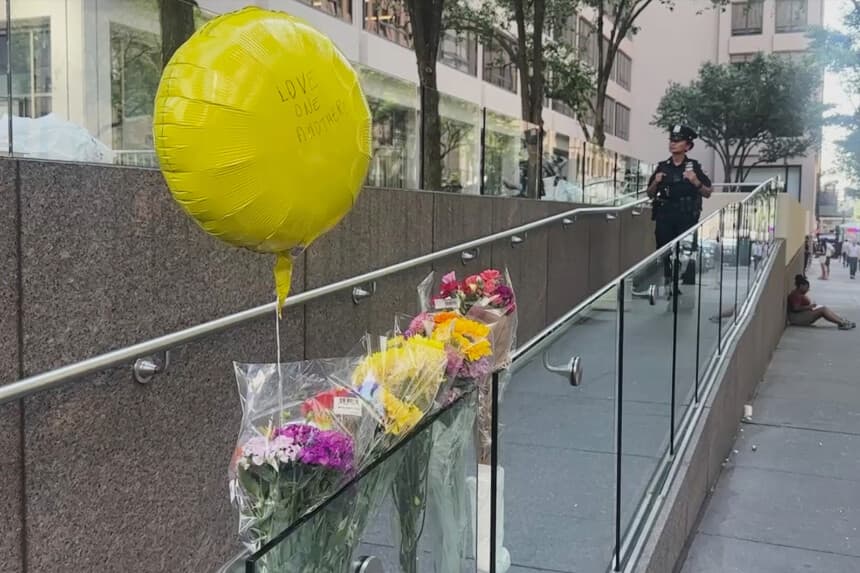 Un oficial de policía junto a un memorial improvisado frente al lugar donde se produjo el tiroteo mortal del lunes, el martes 29 de julio de 2025 en Nueva York. (Ted Shaffrey/AP Photo).