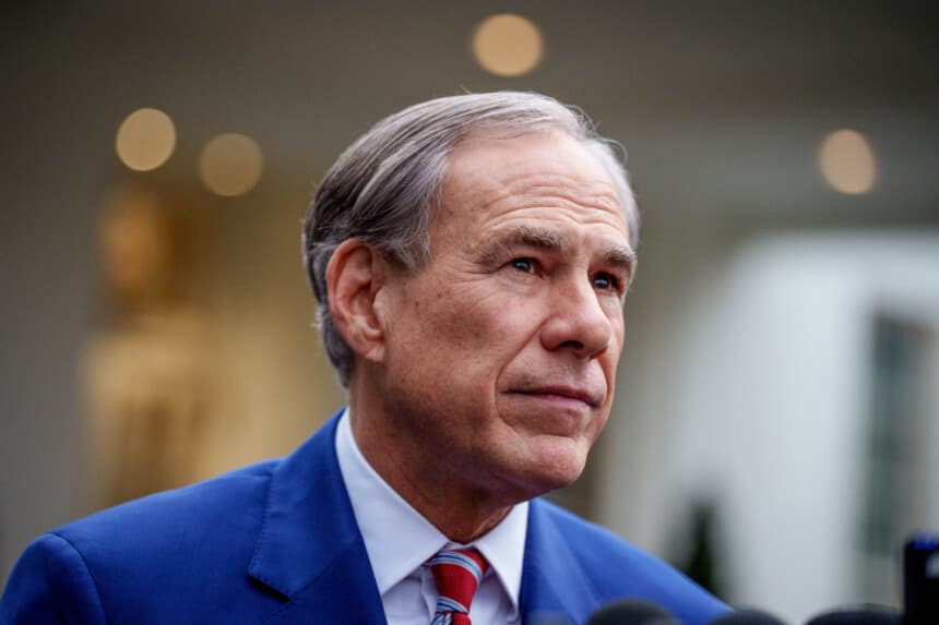El gobernador de Texas, Greg Abbott, responde a una pregunta de un periodista fuera del Ala Oeste tras reunirse con el presidente de Estados Unidos, Donald Trump, en la Casa Blanca, en Washington, el 5 de febrero de 2025. (Andrew Harnik/Getty Images).