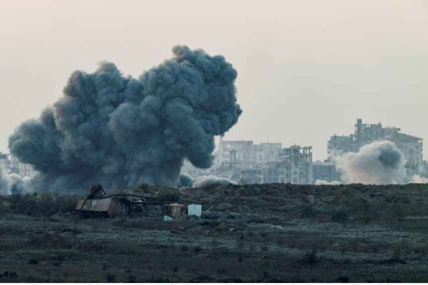 El humo se eleva desde Gaza tras un ataque aéreo, visto desde el lado israelí de la frontera entre Israel y Gaza, el 7 de agosto de 2025. (Amir Cohen/Reuters).
