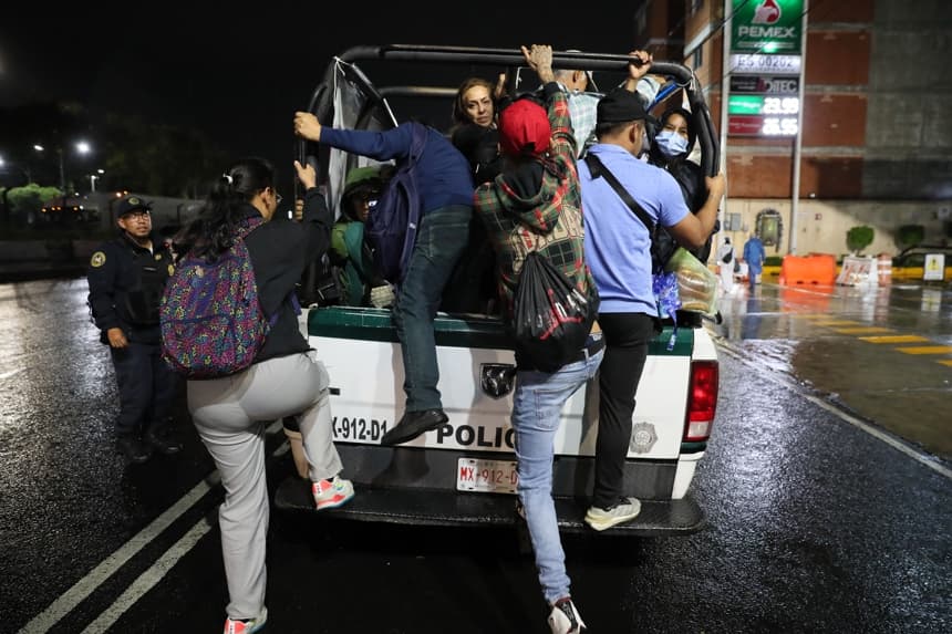CIUDAD DE MÉXICO.- Personas suben a una patrulla luego que el servicio del Sistema de Transporte Colectivo Metro se viera afectado por las fuertes lluvias este domingo, en la Ciudad de México. Las lluvias intensas en prácticamente toda la Ciudad de México dejaron por la tarde-noche severas inundaciones, principalmente en la zona norte, este, centro y oeste, además del Aeropuerto Internacional, ante ello, el Gobierno de la Ciudad de México activó la alerta púrpura, la de mayor riesgo por tormentas. (EFE/ Mario Guzmán)