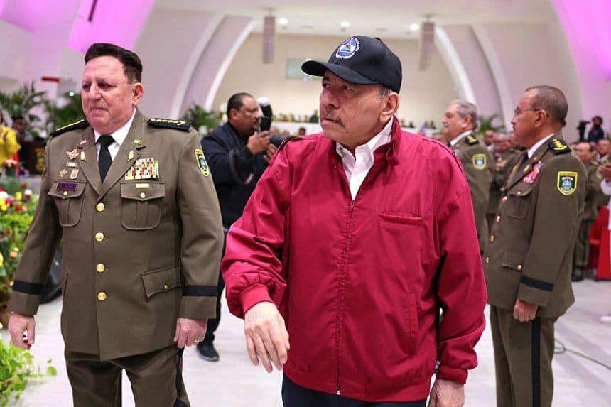 Imagen difundida por el medio oficial El 19 Digital que muestra al presidente de Nicaragua, Daniel Ortega, llegando a una ceremonia de promoción de oficiales militares en Managua, el 2 de junio de 2025. (JAIRO CAJINA/El 19 DIGITAL/AFP vía Getty Images)