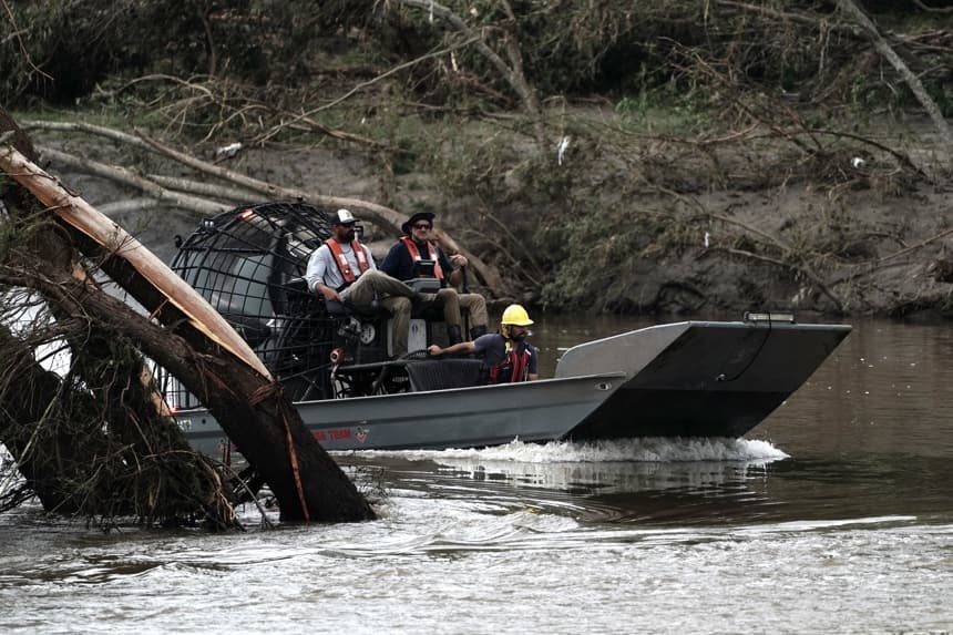 Inundaciones en Texas dejan al descubierto huellas de dinosaurio de más de 100 millones de años
