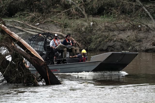 Inundaciones en Texas dejan al descubierto huellas de dinosaurio de más de 100 millones de años
