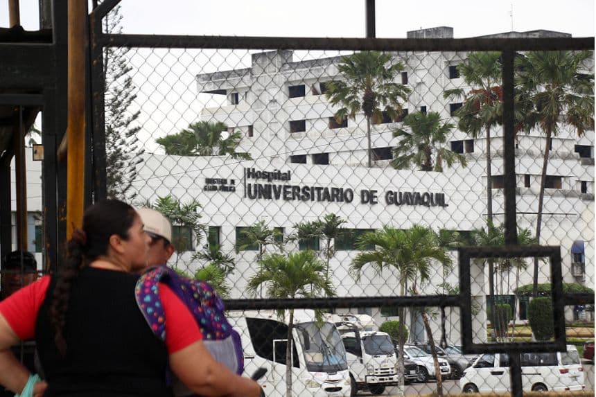La gente espera fuera del Hospital Obstétrico y Pediátrico de la Universidad de Guayaquil, donde las autoridades investigan la muerte de 12 recién nacidos, en Guayaquil, Ecuador, el 11 de agosto de 2025. (GERARDO MENOSCAL/AFP a través de Getty Images)
