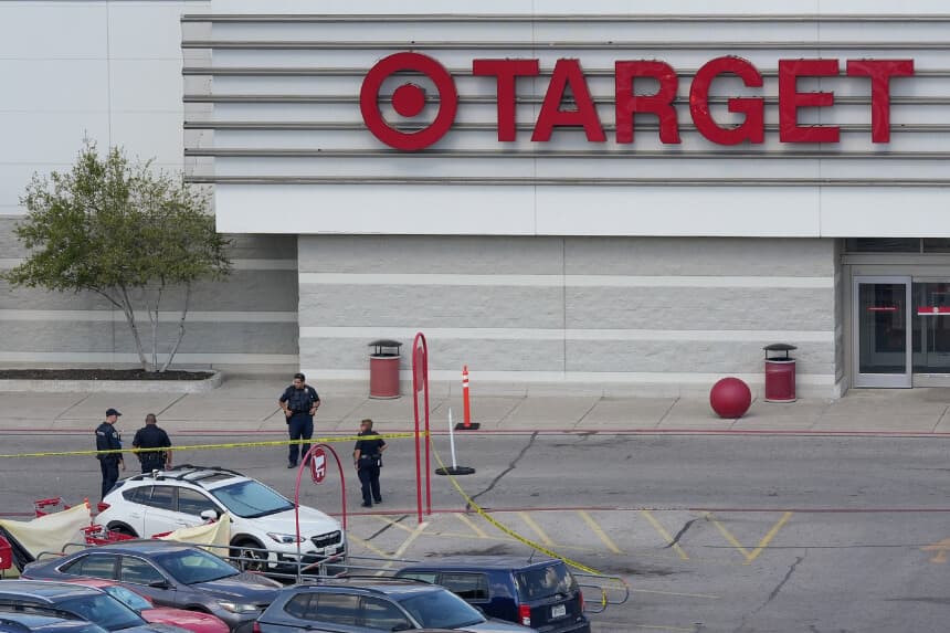 La policía trabaja en el lugar de un tiroteo en un Target en Austin, Texas, el 11 de agosto de 2025. (Jay Janner/Austin American-Statesman vía AP).