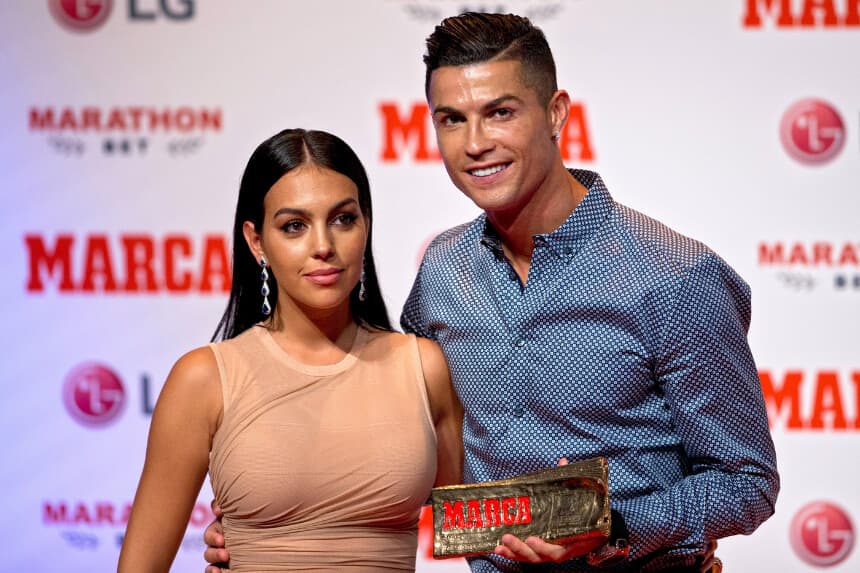 El futbolista Cristiano Ronaldo posa con su pareja, la modelo Georgina Rodríguez, en Madrid el 29 de julio de 2019. (Paul White/AP Photo).