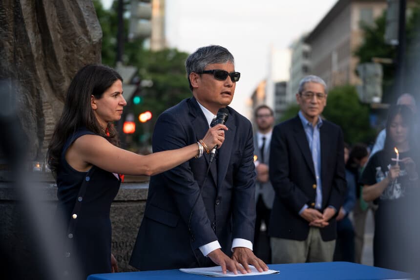 Chen Guangcheng, miembro distinguido del Centro de Derechos Humanos de la Universidad Católica, habla durante la conmemoración de la masacre de la plaza de Tiananmen del 4 de junio de 1989 en el Monumento a las Víctimas del Comunismo en Washington, el 3 de junio de 2024. (Madalina Vasiliu/The Epoch Times).