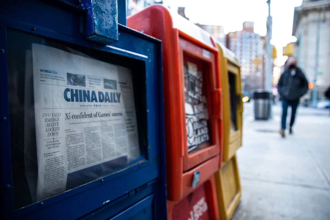 Una caja de periódicos China Daily se encuentra con otros periódicos gratuitos en Nueva York el 20 de enero de 2021. (Chung I Ho/The Epoch Times)