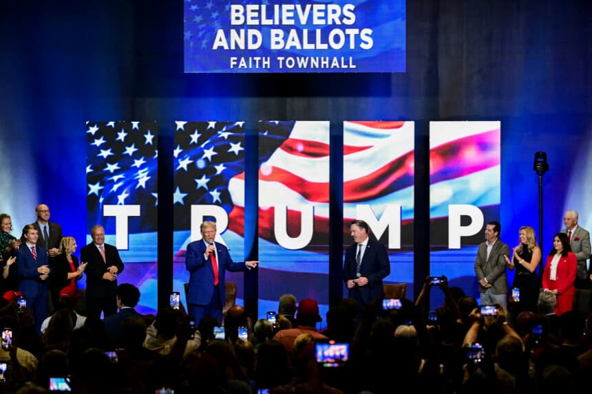 El entonces candidato presidencial Donald Trump (centro-izquierda) habla durante un foro “Believers and Ballots Faith” con el vicepresidente de Georgia, Burt Jones (centro-derecha), en Zebulon, Georgia, el 23 de octubre de 2024. (Foto de Jim Watson/AFP vía Getty Images).