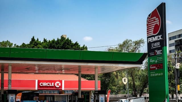 DOJ acusa a dos mexicanos por presuntos sobornos a funcionarios de PEMEX