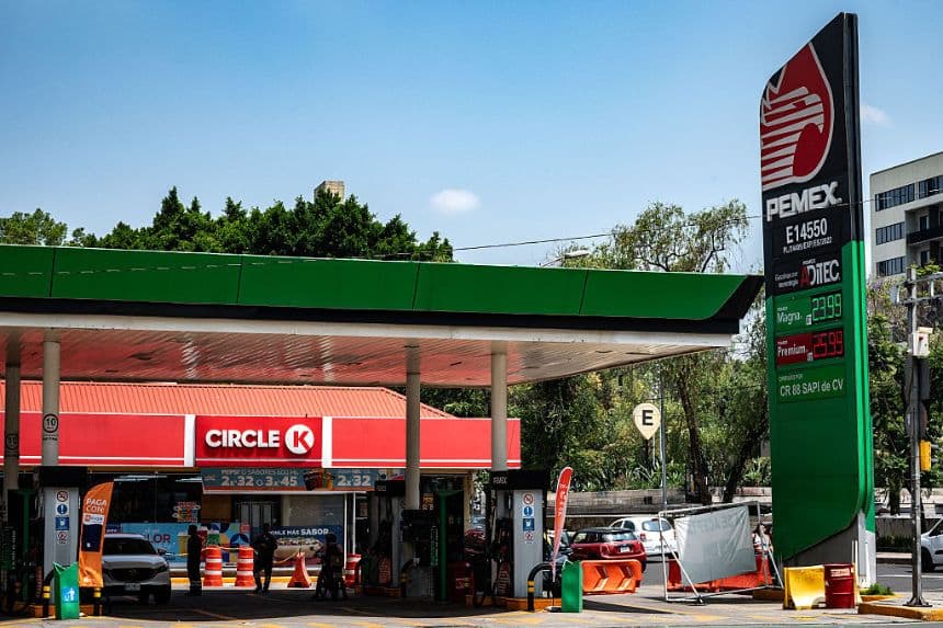 Vista de una gasolinera de la empresa petrolera estatal Pemex en la Ciudad de México, tomada el 6 de junio de 2025. (YURI CORTEZ/AFP a través de Getty Images)