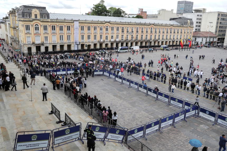 Ciudadanos esperan en una fila para despedir al fallecido senador y precandidato presidencial opositor Miguel Uribe Turbay este martes, en Bogotá, Colombia. (EFE/ Carlos Ortega)