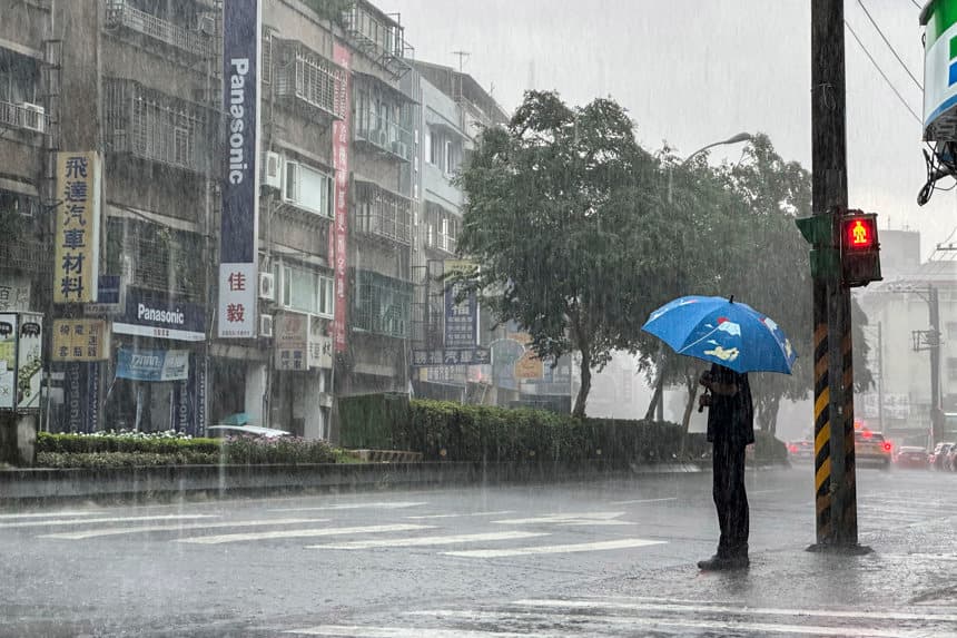 LLuvias en el distrito de Wenshan, al sur de Taipéi, Taiwán, este martes. (EFE/Javier Castro Bugarín)