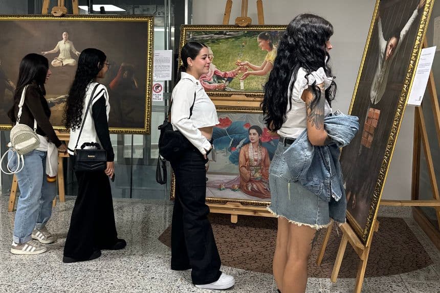 Asistentes a la exposición pictórica “El Arte de Verdad, Benevolencia y Tolerancia” que se está presentando en el Concejo de Medellín, Colombia, agosto 2025 (Cortesía de la Asociación Falun Dafa de Colombia)