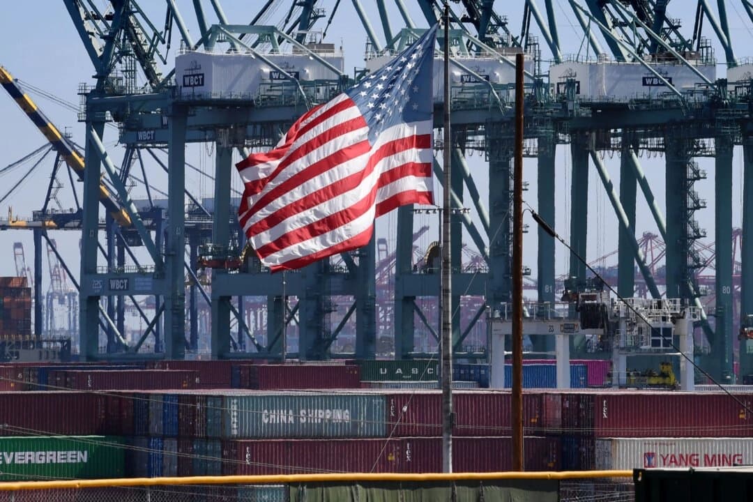 La bandera de EE. UU. ondea en un astillero del puerto de Long Beach, California, el 29 de septiembre de 2018. (Mark Ralston/AFP/Getty Images)