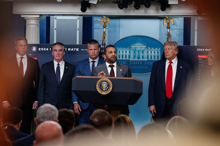 El director del FBI, Kash Patel, habla durante una conferencia de prensa en la sala de prensa James S. Brady junto al presidente de los Estados Unidos, Donald Trump, el secretario del Ejército, Dan Driscoll, el secretario del Interior, Doug Burgum, el secretario de Defensa, Pete Hegseth, y la fiscal general, Pam Bondi, en la Casa Blanca, el 11 de agosto de 2025 en Washington, D.C. (MEHMET ESER/Middle East Images/AFP vía Getty Images)