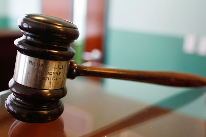 Un mazo de juez descansa sobre una mesa en la sala de un tribunal en Miami, Florida, el 3 de febrero de 2009. (Joe Raedle/Getty Images).