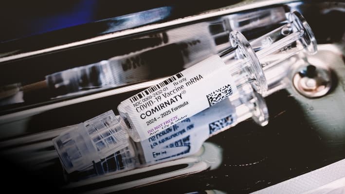 Una enfermera lleva una bandeja con vacunas contra la COVID-19 de Pfizer-BioNTech en un centro de salud de Miami, el 29 de mayo de 2025. (Joe Raedle/Getty Images)