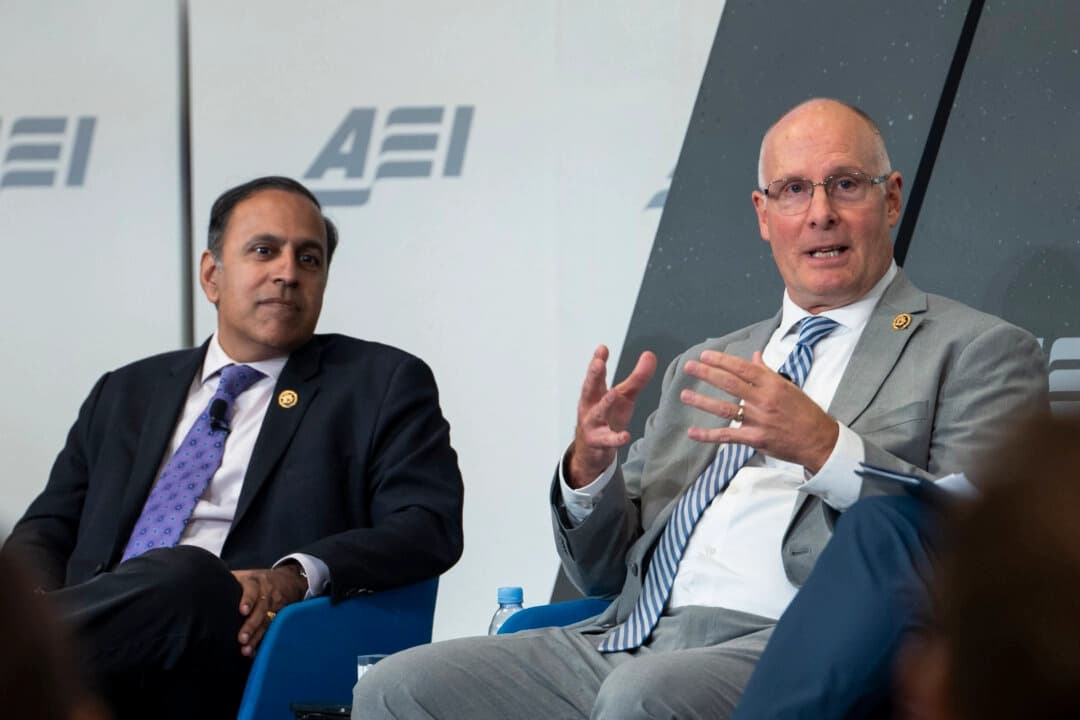 El miembro de alto rango del Comité Selecto de la Cámara de Representantes sobre la competencia estratégica entre Estados Unidos y el PCCh, el representante Raja Krishnamoorthi (D-Ill.) (izquierda), y el presidente del comité, el representante John Moolenaar (R-Mich.) (derecha), hablan en el American Enterprise Institute (AEI) en Washington el 25 de septiembre de 2024. (Madalina Vasiliu/The Epoch Times)
