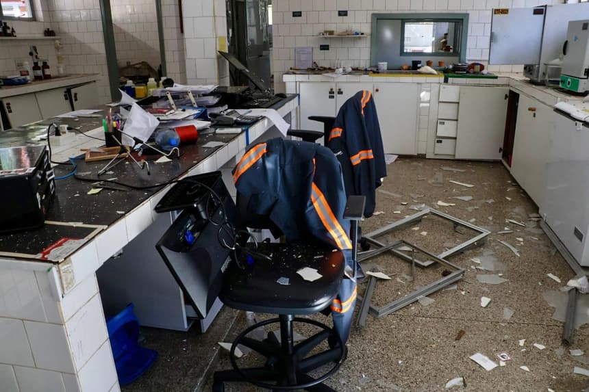 Fotografía cedida por la Secretaria de Seguridad Pública de Paraná, que muestra el interior de una oficina en la fabrica de Enaex Brasil tras una explosión este martes, en Quatro Barras, Brasil. Al menos ocho personas están desaparecidas tras una fuerte explosión en la zona metropolitana de Curitiba, informaron fuentes oficiales. (EFE/ Secretaria De Seguridad Pública De Paraná /SOLO USO EDITORIAL/ NO VENTAS/ SOLO DISPONIBLE PARA ILUSTRAR LA NOTICIA QUE ACOMPAÑA CRÉDITO OBLIGATORIO)