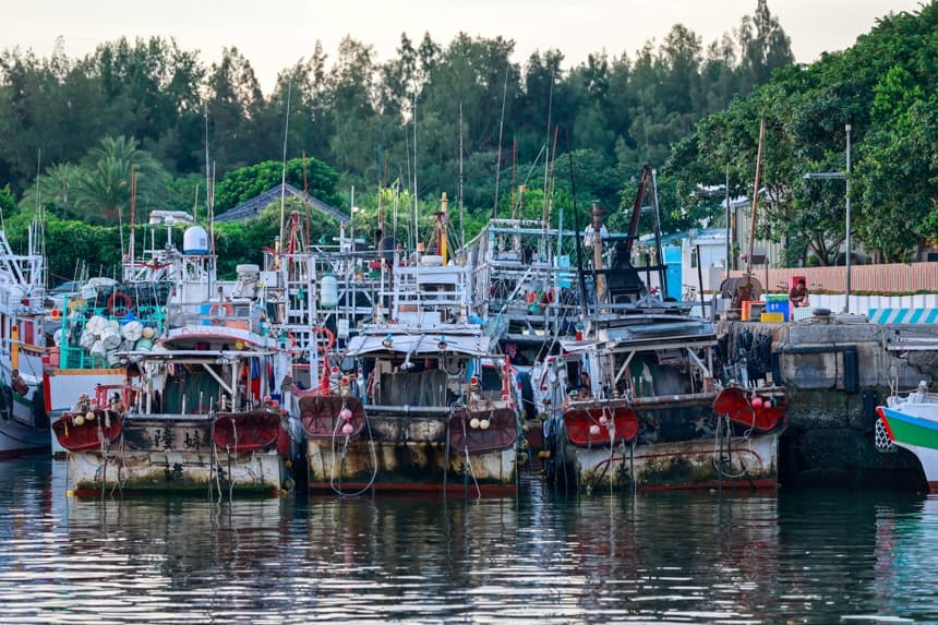 TAIPEI (Taiwán).- Pescadores permanecen dentro de sus barcos de pesca anclados antes de la llegada del tifón Podul al muelle pesquero de Tamsui.(EFE/EPA/RITCHIE B. TONGO)