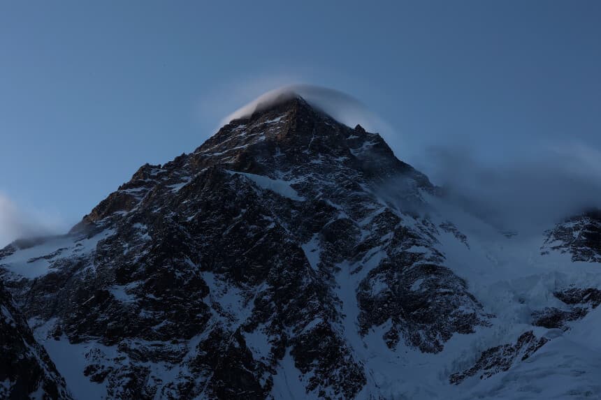 Vista del K2, la segunda montaña más alta del mundo, desde su campamento base en la cordillera del Karakórum, en Gilgit-Baltistán (Pakistán), el 15 de julio de 2023. (Joe Stenson/AFP a través de Getty Images).
