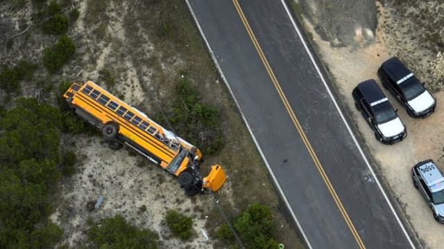 Autobús escolar con 42 niños se vuelca dejando varios heridos en Texas
