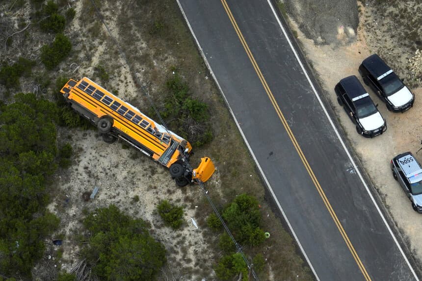 La policía responde tras el vuelco de un autobús escolar del Distrito Escolar Independiente de Leander que transportaba a varios estudiantes en Leander, Texas, el 13 de agosto de 2025. (Jay Janner/Austin American-Statesman vía AP).