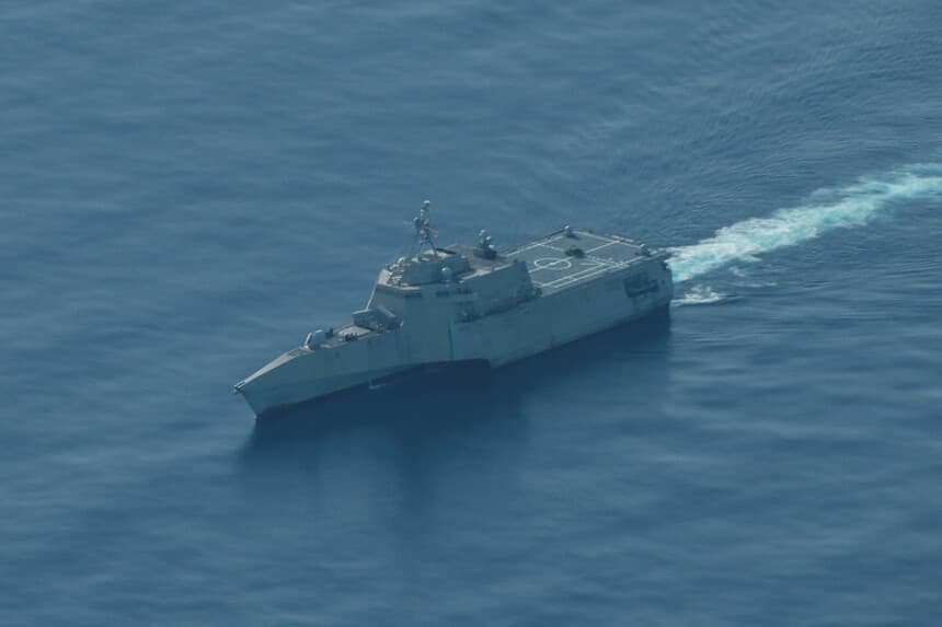El USS Cincinnati navega cerca del disputado banco de Scarborough mientras un avión de la Guardia Costera filipina con periodistas a bordo patrulla la zona en el mar de la China Meridional el 13 de agosto de 2025. (Adrian Portugal/Reuters).