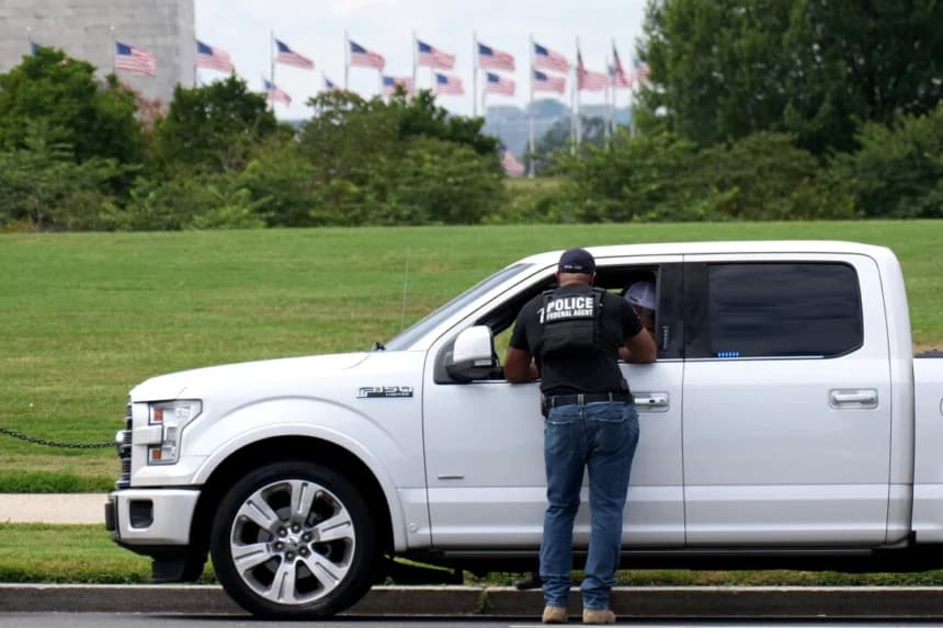 Un agente federal asiste a la Policía del Parque Nacional de EE. UU. en una parada de tráfico en el National Mall en Washington, el 13 de agosto de 2025. (Kevin Dietsch/Getty Images)