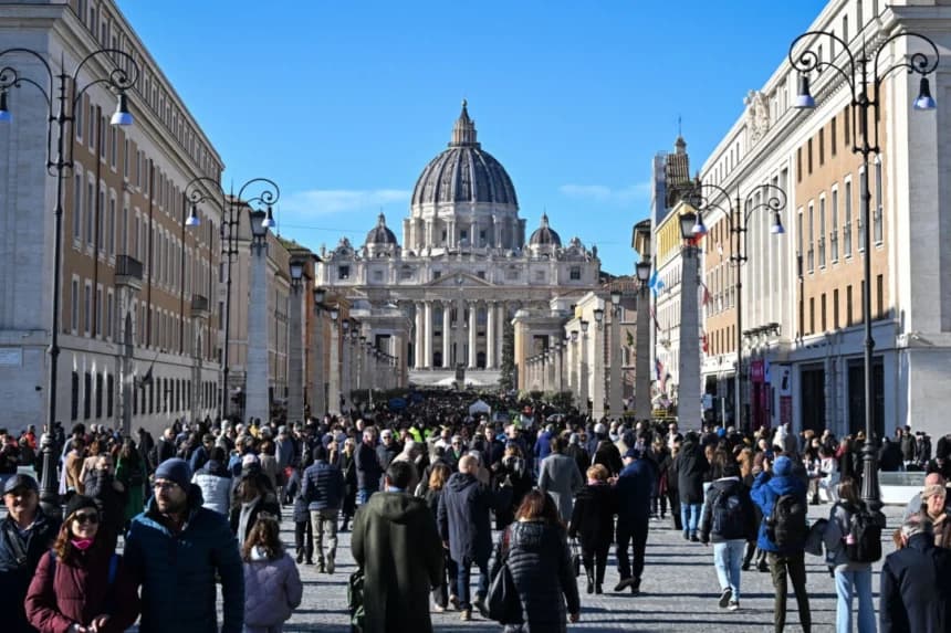 Personas pasean por la vía de la Conciliazione, que conduce al Vaticano y a la basílica de San Pedro, durante el Año Jubilar Católico, en Roma, el 26 de diciembre de 2024. (Tiziana FABI/AFP vía Getty Images)