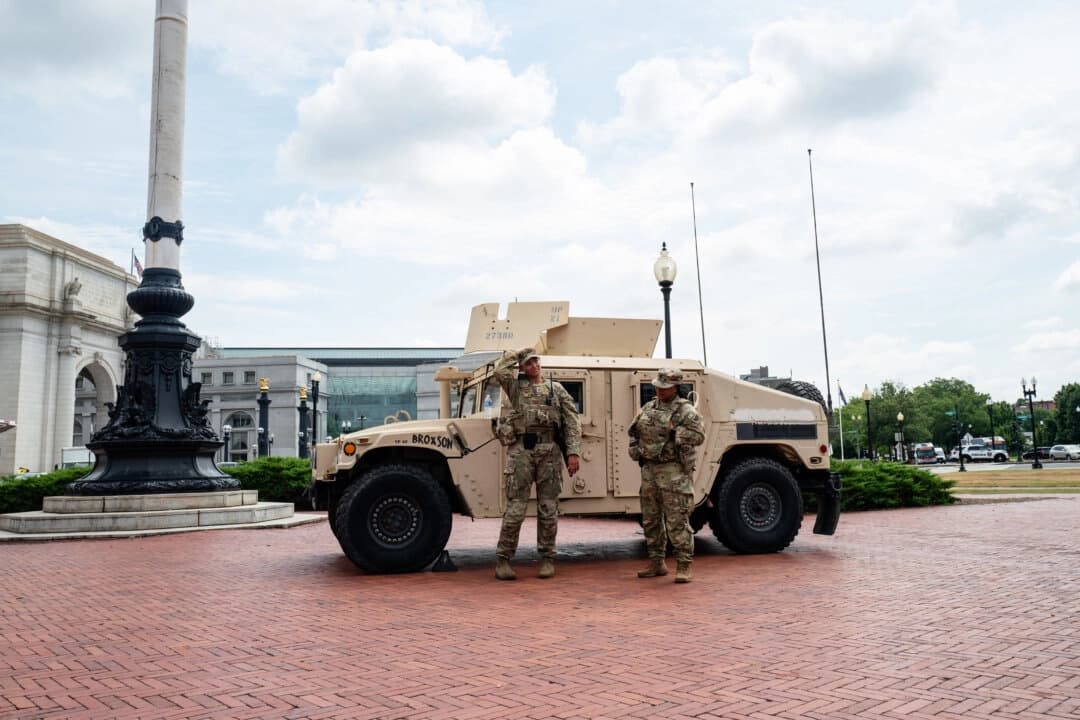 Miembros de la Guardia Nacional patrullan la estación Union Station en Washington el 14 de agosto de 2025. (Madalina Kilroy/The Epoch Times)