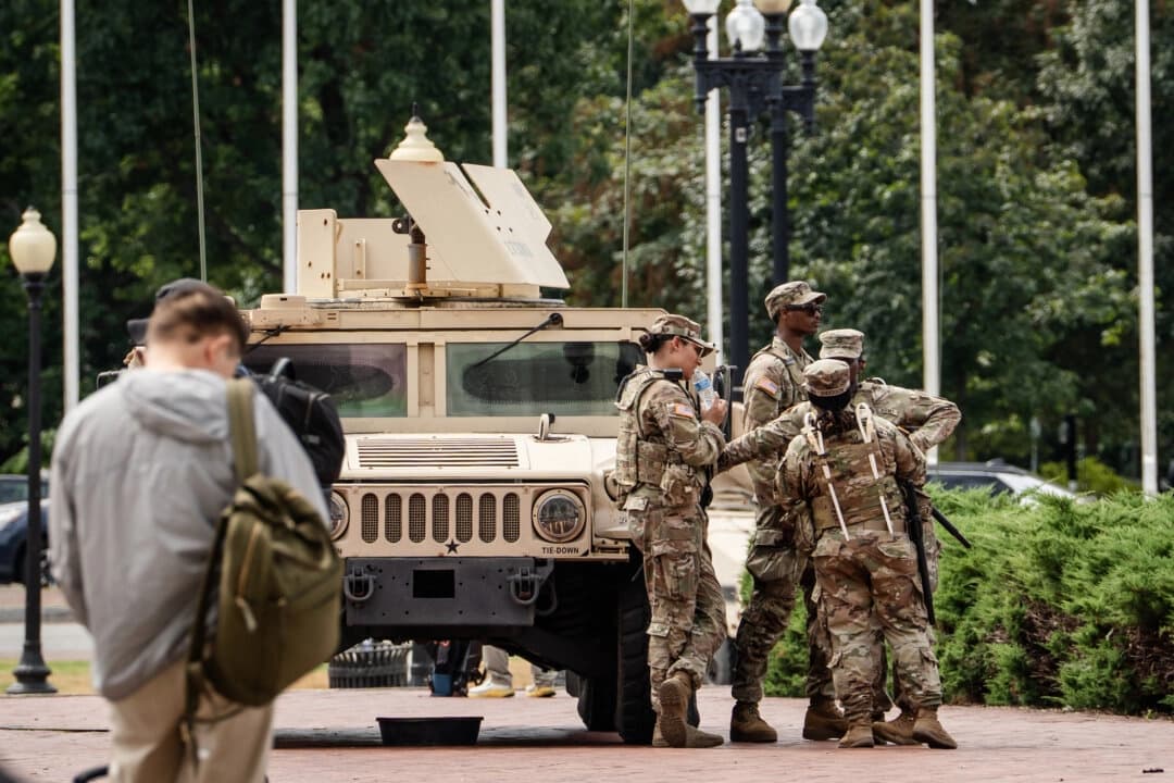 Miembros de la Guardia Nacional patrullan en la Union Station de Washington el 14 de agosto de 2025. (Madalina Kilroy/The Epoch Times)
