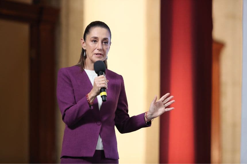 La presidenta de México, Claudia Sheinbaum, habla en una rueda de prensa este jueves 14 de agosto de 2025, en el Palacio Nacional de la Ciudad de México. (EFE/Mario Guzmán)