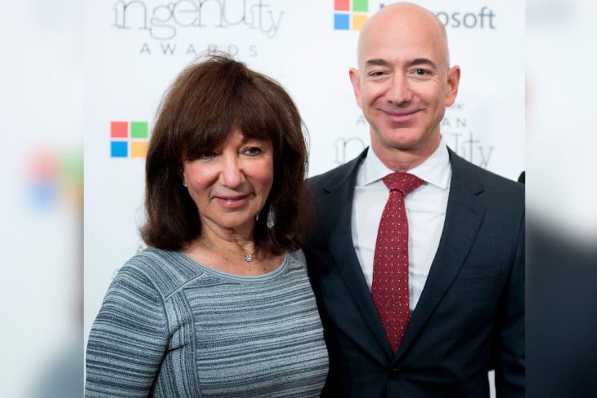 El CEO de Amazon, Jeff Bezos, posa en la alfombra roja con su madre Jackie, durante los American Ingenuity Awards 2016 de Smithsonian Magazine, que honran a individuos innovadores en varias categorías, en la National Portrait Gallery el 8 de diciembre de 2016 en Washington, DC. (MOLLY RILEY/AFP vía Getty Images)