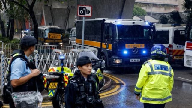 Un furgón penitenciario que se cree transporta a Jimmy Lai llega al edificio de los Tribunales de Magistrados de West Kowloon, donde el fundador del ya desaparecido periódico prodemocrático Apple Daily está listo para subir al estrado por primera vez en su juicio por conspiración contra la seguridad nacional, en Hong Kong, el 20 de noviembre de 2024. (Tyrone Siu/Reuters)