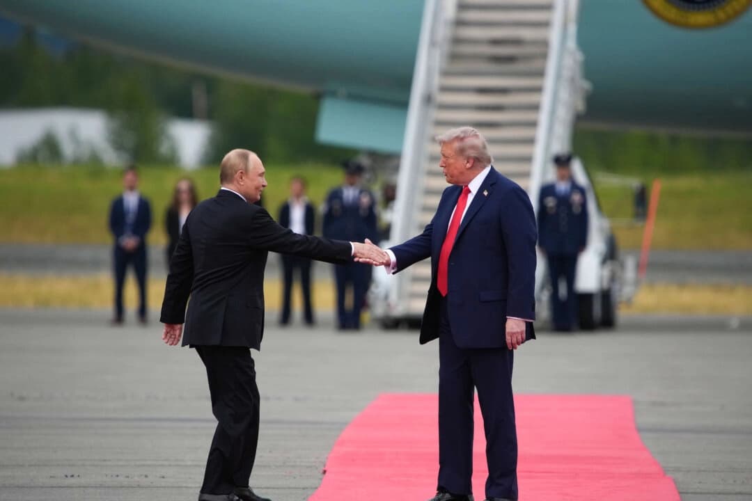 El presidente Donald Trump (derecha) saluda al presidente ruso Vladimir Putin a su llegada a la Base Conjunta Elmendorf-Richardson en Anchorage, Alaska, el 15 de agosto de 2025. (Andrew Harnik/Getty Images)
