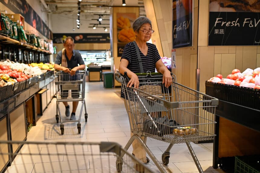 Los clientes empujan carros de la compra en un supermercado de Pekín el 9 de julio de 2025. (Wang Zhao/AFP a través de Getty Images).