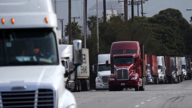 Camiones hacen fila para realizar entregas en el puerto de Oakland, California, el 18 de febrero de 2014. Justin Sullivan/Getty Images